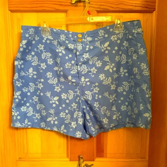 SHORTS - Picture 1 of 4